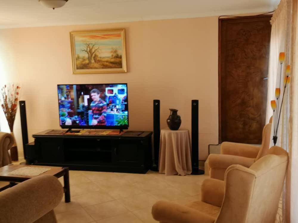 Jjp Self Catering - Three Bedroom House Людеріц Екстер'єр фото