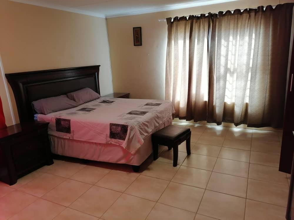 Jjp Self Catering - Three Bedroom House Людеріц Екстер'єр фото