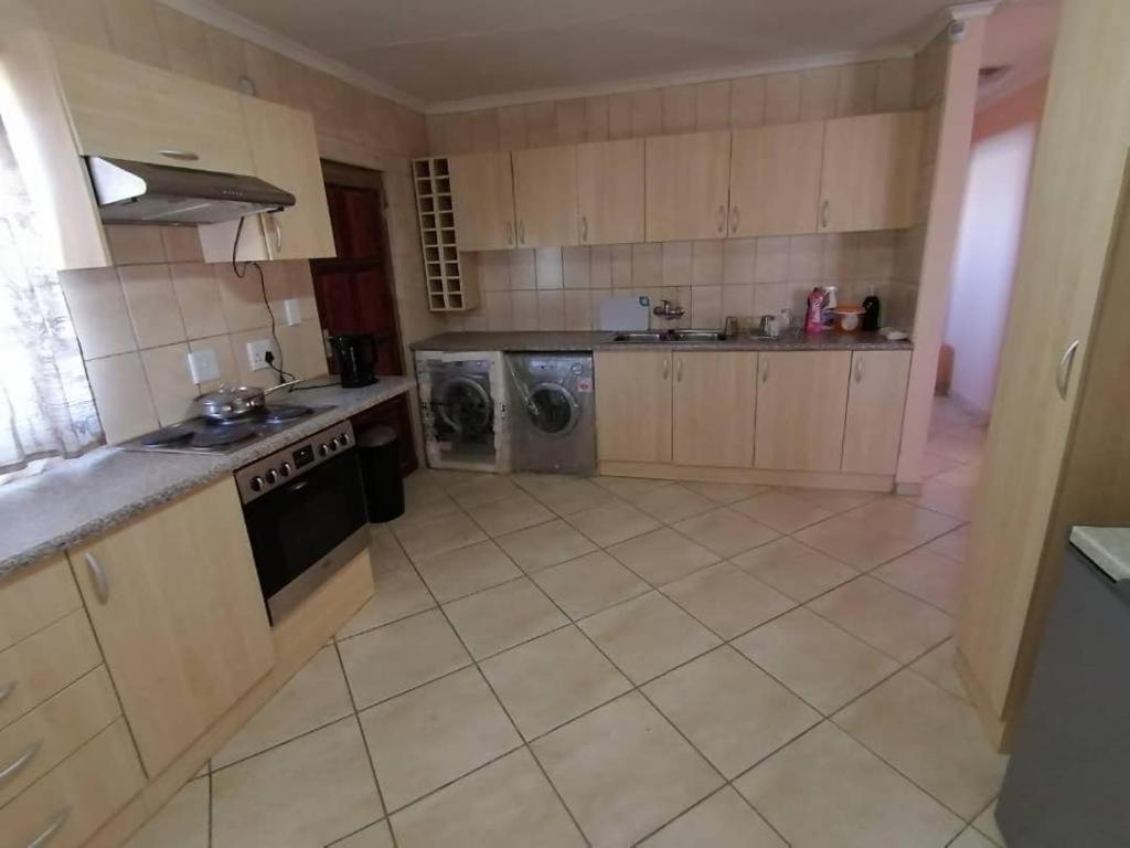 Jjp Self Catering - Three Bedroom House Людеріц Екстер'єр фото