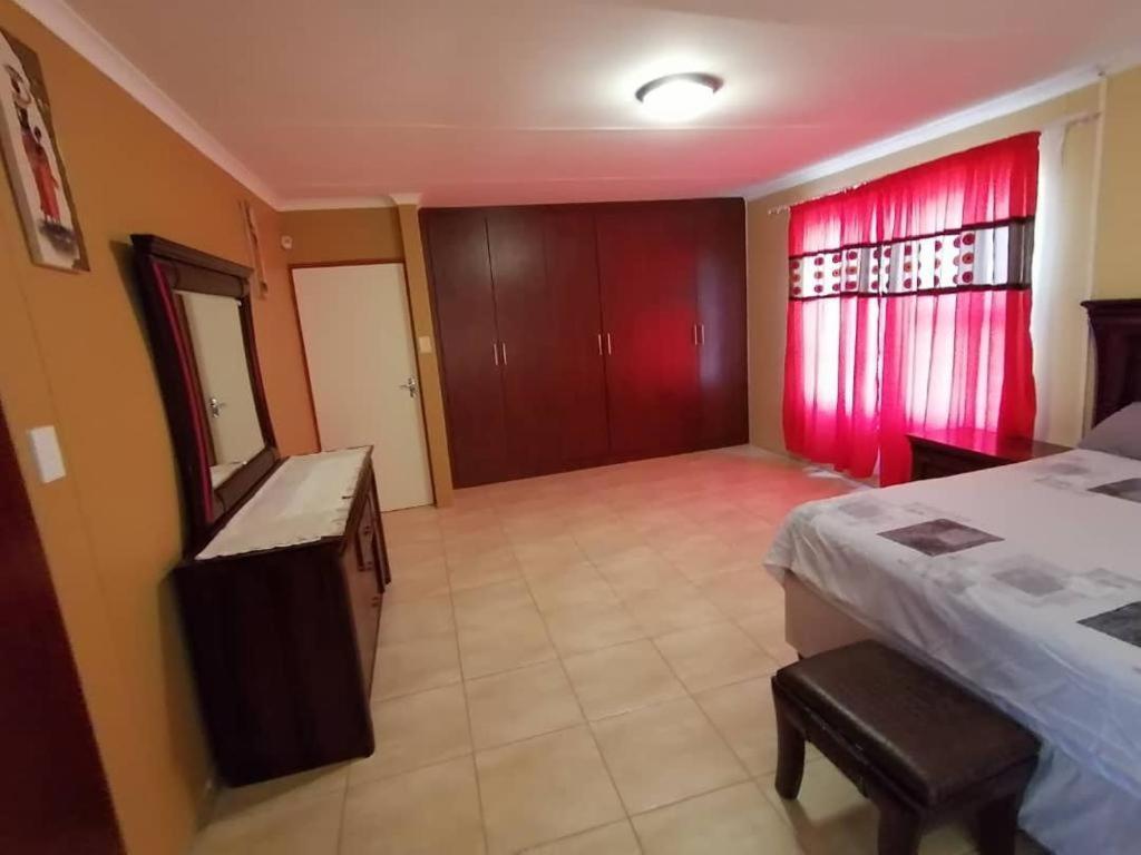 Jjp Self Catering - Three Bedroom House Людеріц Екстер'єр фото