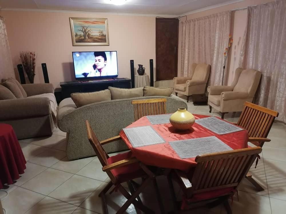 Jjp Self Catering - Three Bedroom House Людеріц Екстер'єр фото
