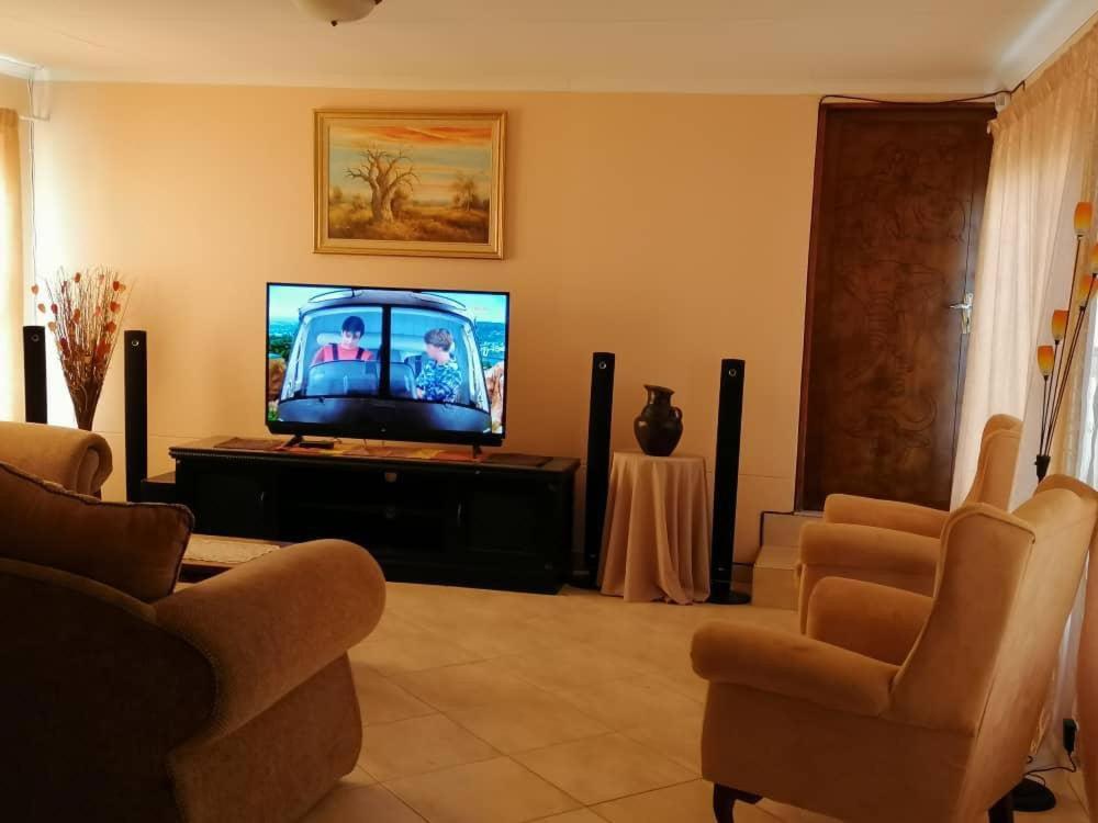 Jjp Self Catering - Three Bedroom House Людеріц Екстер'єр фото