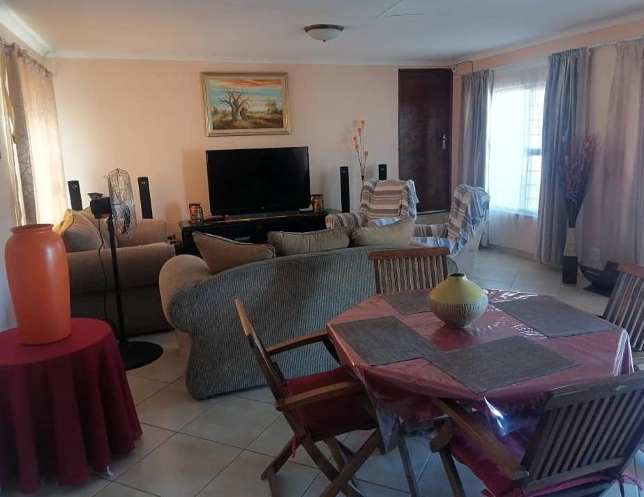 Jjp Self Catering - Three Bedroom House Людеріц Екстер'єр фото